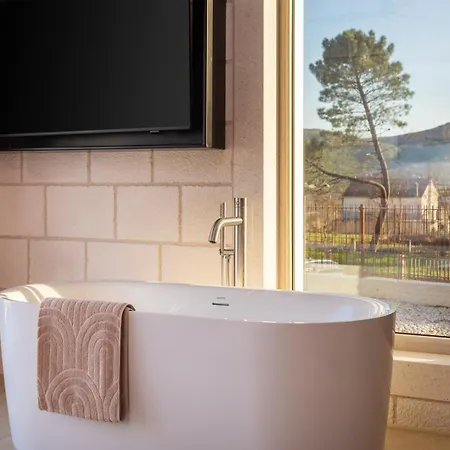 New! Contemporary Fantazija - A Luxurious Retreat In