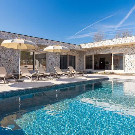 New! Contemporary Fantazija - A Luxurious Retreat In *